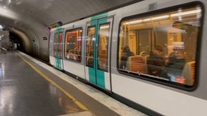 обзор станции метро парижского метро прибытие поезда на станцию метро в Париже обзор холла станции