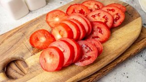 Салат из жареных помидоров