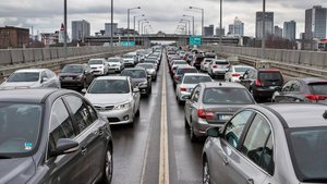 Движение на мосту в пробке: типичный городской затор, Йошкар-Ола, улица Герцена, октябрь