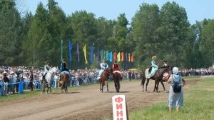 Сабантуй ! Выступает коллектив девушек на конях .Мелеузовского конного двора "Тулпар"
