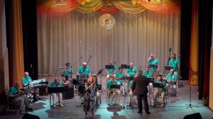 Музыка Игоря Якушенко, слова Яна Гальперина «Мама, папа, я и джаз». Солистка - Ольга Пашкова.