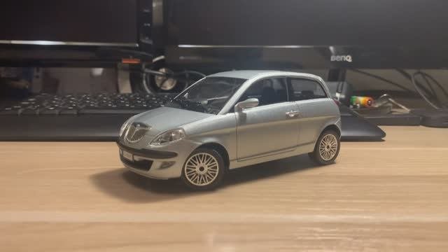 Обзор модели Lancia Ypsilon в масштабе 1:24 от Bburago