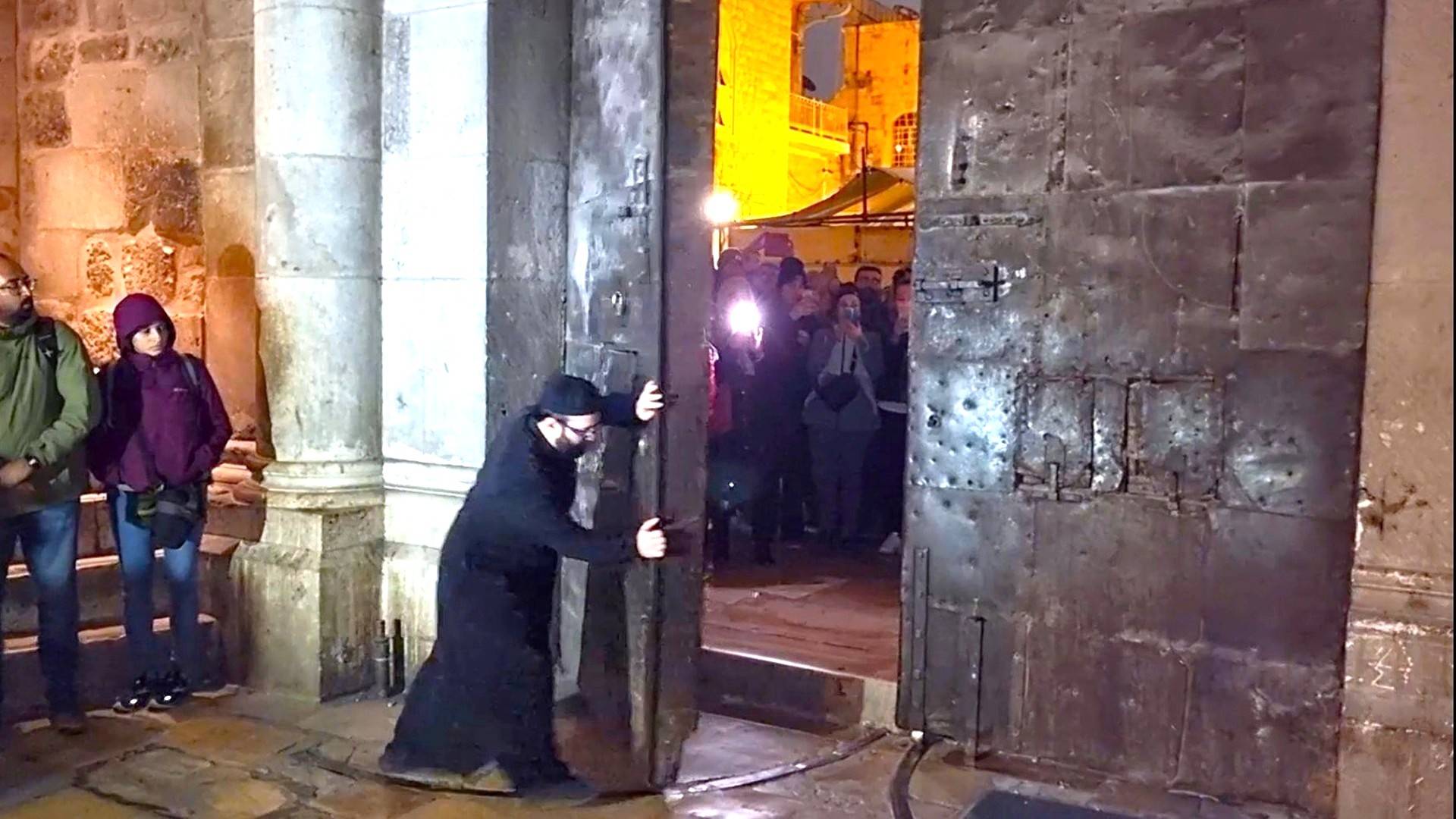 Ворота Храма Гроба Господня, уникальная возможность увидеть закрытие изнутри ворот Храма. Иерусалим