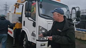 Видеоотзыв от Андрея ИСУЗУ эакуатор с КМУ с съемными и откидными бортами и корзиной 2025 4в1
