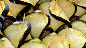 Рулетики из баклажанов с фаршем