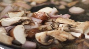 Палтус с луком и грибами