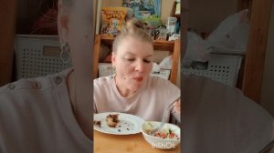 Мукбанг. Жареный минтай до хруста, салат с капустой огурцом и перцем