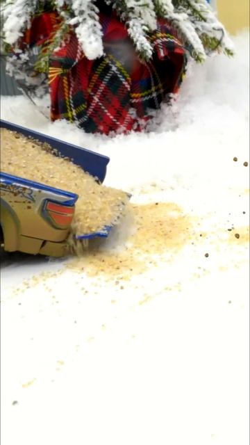 Тор против снега! ❄️ Убираем и прокладываем дорогу #игрушки #супергерои #длядетей смотреть онлайн