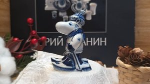 Скульптура "Муми на лыжах", гжельский фарфор