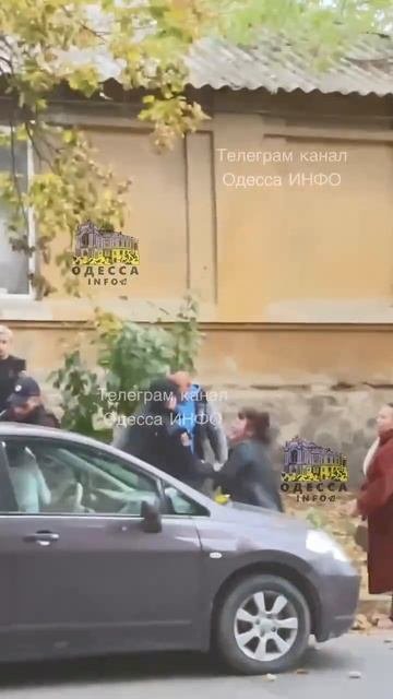 Полицай побивал женщину, которая не хотела отдавать чоловiка людоловам