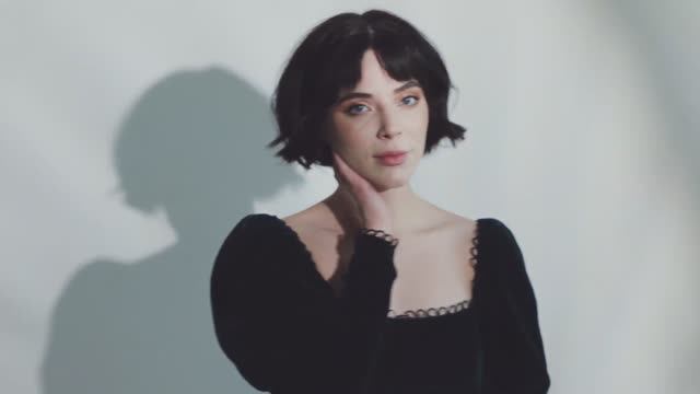 ИЗМЕНЯЕШЬ НАМ ДВОИМ смотреть онлайн