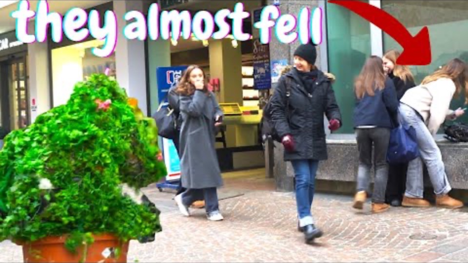 BUSHMAN PRANK SCARING PEOPLE IN(UNSUSPECTED LOCATION) смотреть онлайн