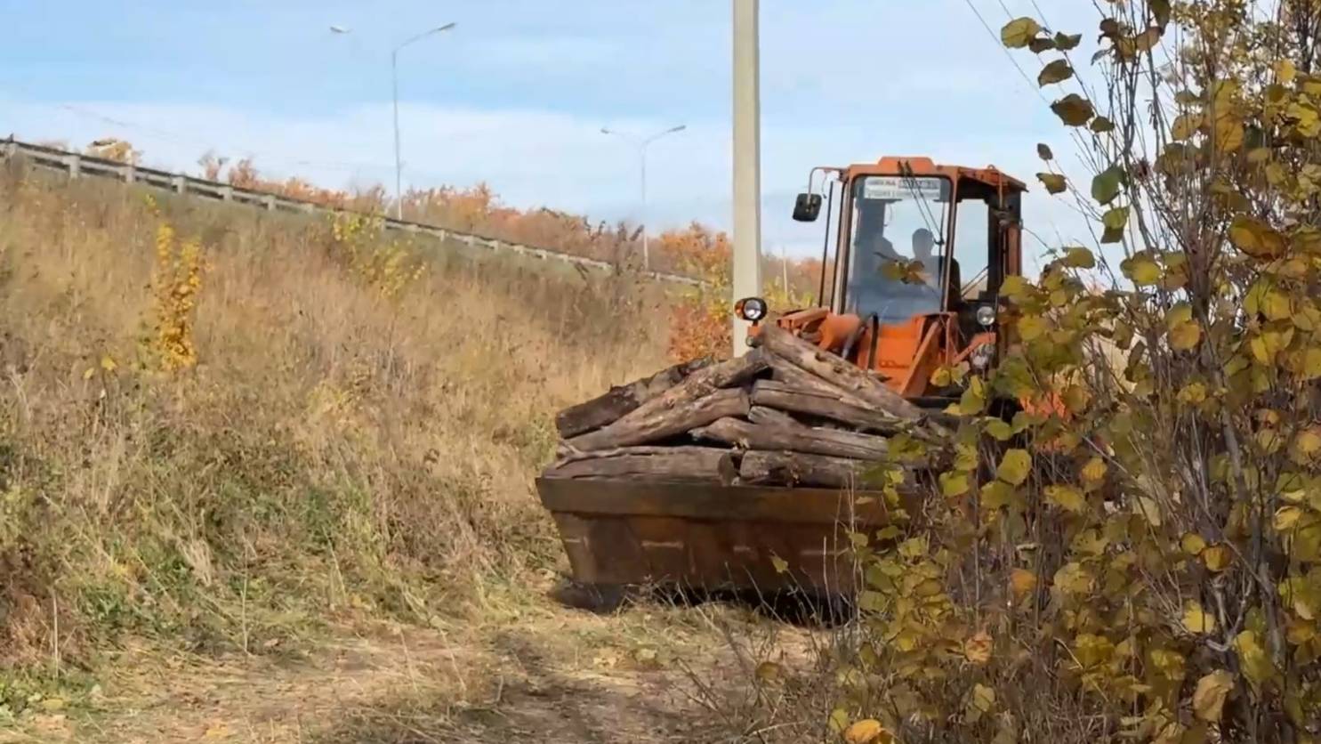 Убрали старые деревья. Генеральная уборка территории на выезде из Самары