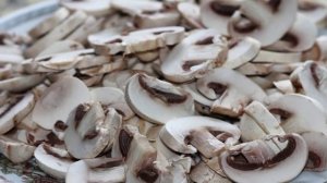 Салат пикантный с курицей и шампиньонами