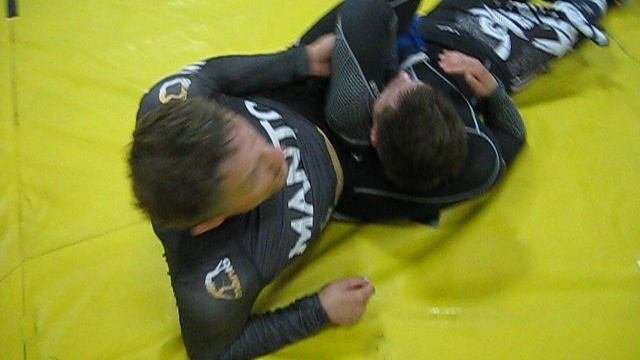 2017 год. Выход на удушение ногами со стороны спины.