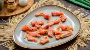 Салат с зеленым горошком и сухариками