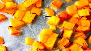 Салат с запеченной тыквой и кале