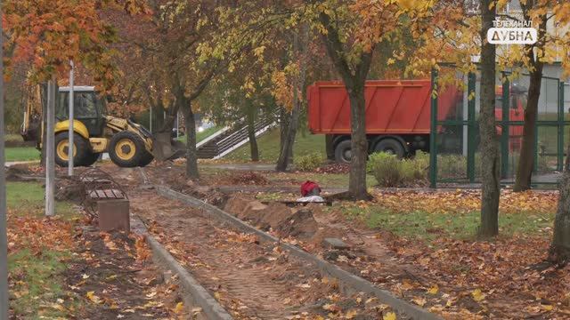 Новые дорожки прокладывают в парковой зоне Комсомольской набережной смотреть онлайн