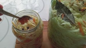 На скорую руку маринуем капусту. В меру острая, ароматная, хрустящая