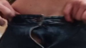 Пытаюсь надеть джинсы на свое жирненькое пузико