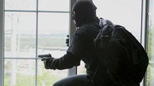 Грабитель выпрыгнул из окна гостиницы при побеге от полицейских в Приамурье