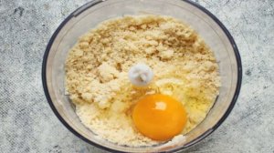 Пирог с клубникой, ревенем и посыпкой