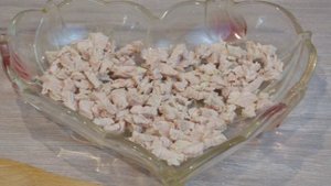 Салат Петушок с курицей и помидорами