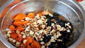 Пирог с курагой и черносливом