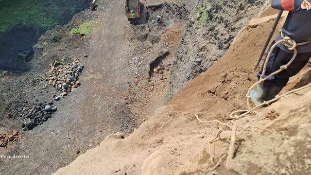 Строительство, шахтёры на стенах карьера