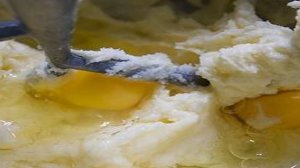 Пирог с корицей и ореховой посыпкой