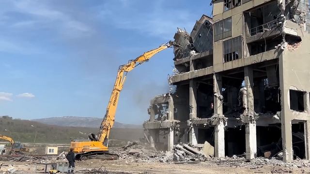 Демонтаж промышленного здания техникой Caterpillar смотреть онлайн