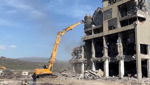 Демонтаж промышленного здания техникой Caterpillar