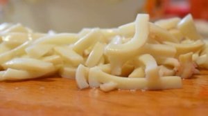 Салат из кальмаров с огурцом и крабовыми палочками