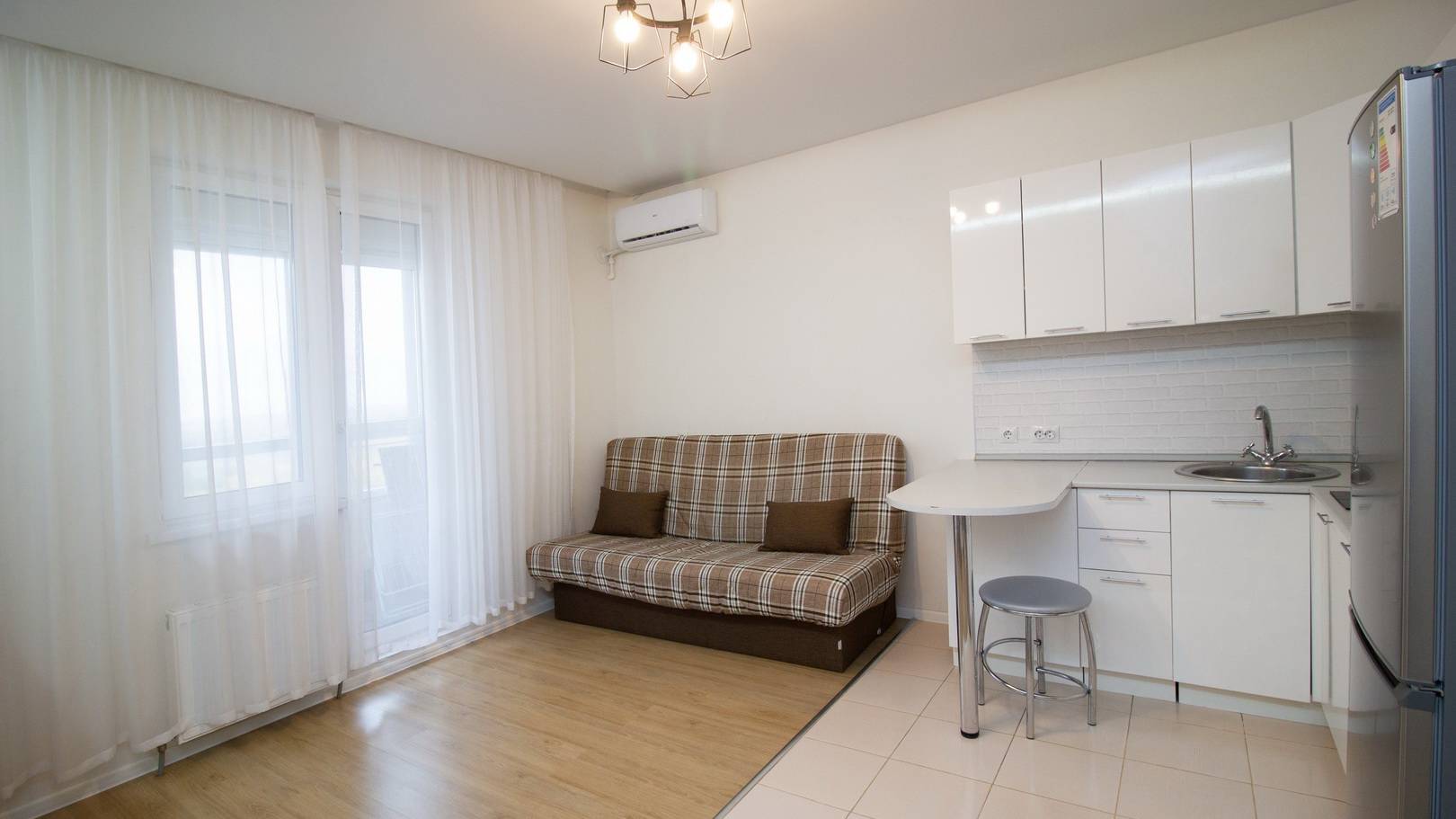 Великолепная студия с лоджией и панорамным видом на Губернский парк смотреть онлайн