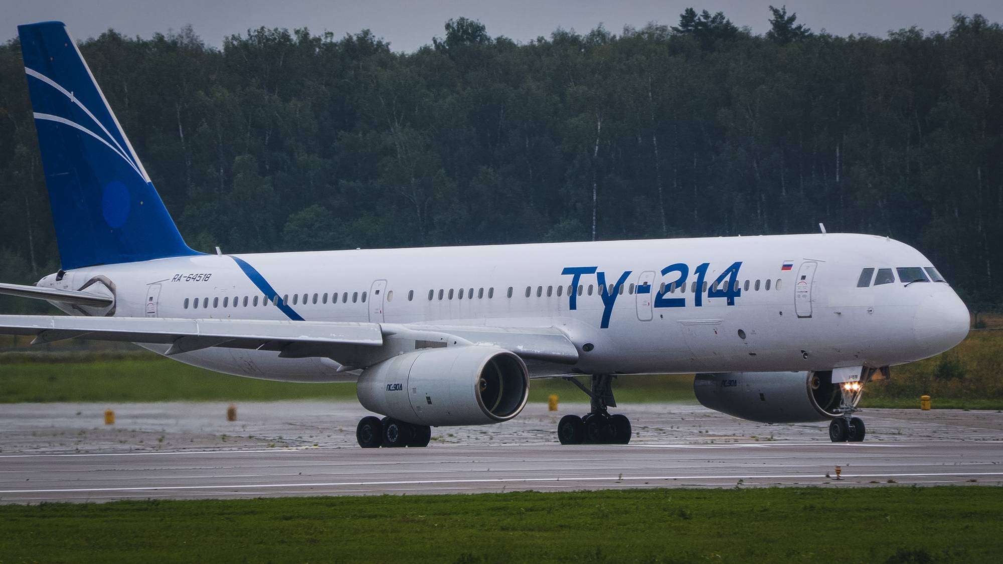 Ту-214 RA-64518. Эффектный взлет с мокрой полосы смотреть онлайн