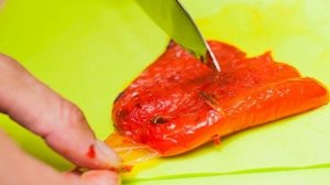 Рулетики из запеченного перца с сыром и орегано