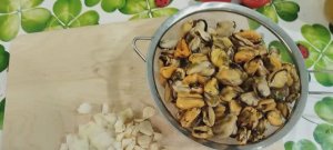 Мидии как готовить вкусно на сковородке с чесноком и сливками