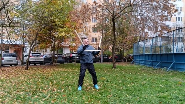 Упражнения с деревянным трёхсекционным цепом Сань-цзе-гунь (5)