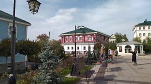 Во дворике монастыря...