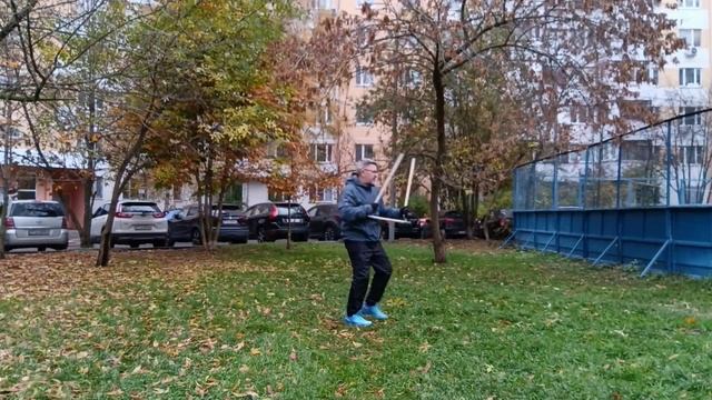 Упражнения с деревянным трёхсекционным цепом Сань-цзе-гунь (7)