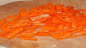 Салат из капусты с морковью и яблоками