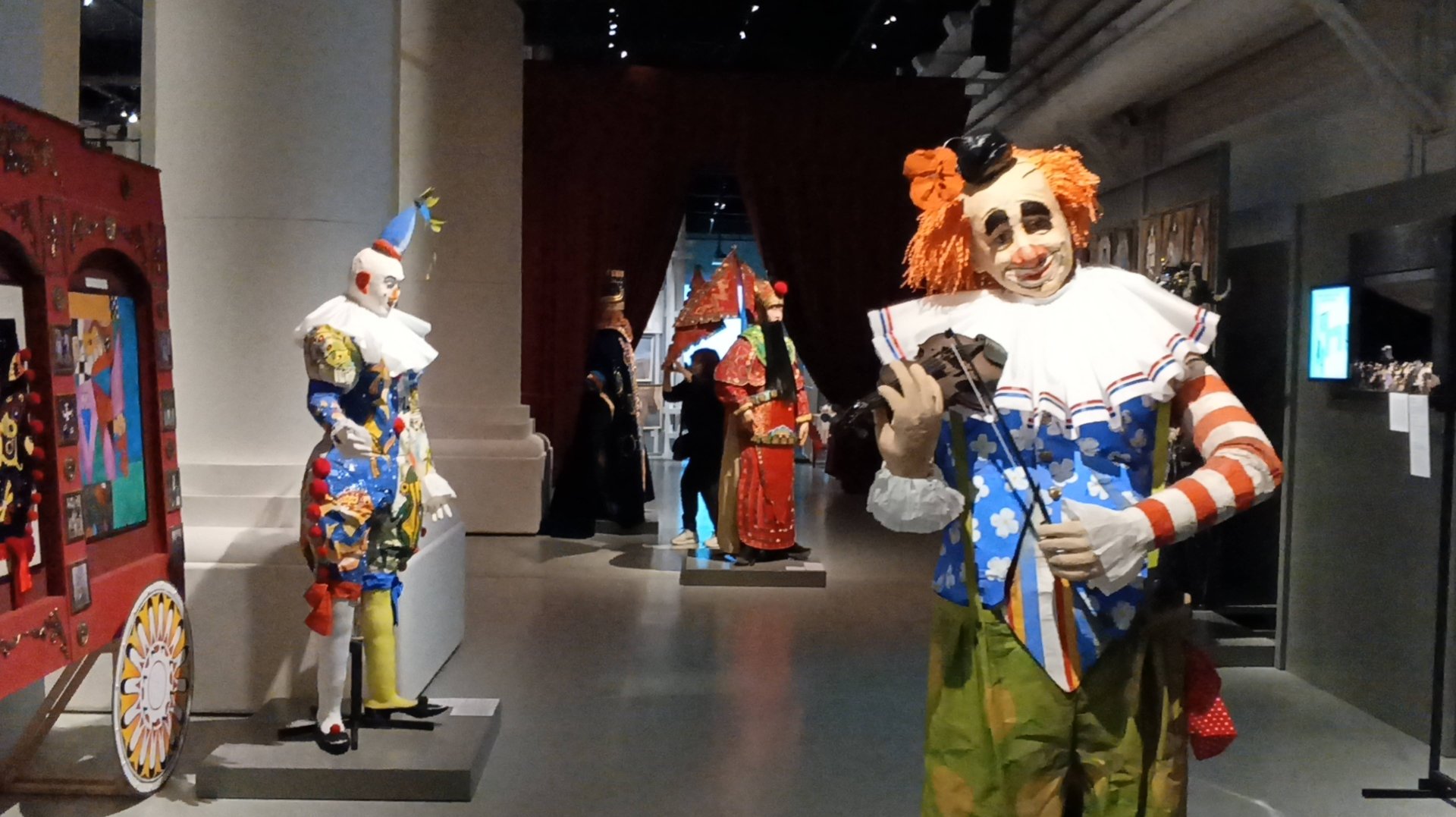 Прогулки по Москве. Выставка "Выпуск 25" в Галерее Паркинг в Зарядье. смотреть онлайн