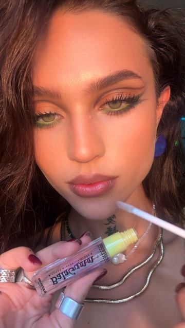 Впервые попробовала прозрачный бальзам для губ, впервые он не склеил мои губы😂🤌🏼 смотреть онлайн