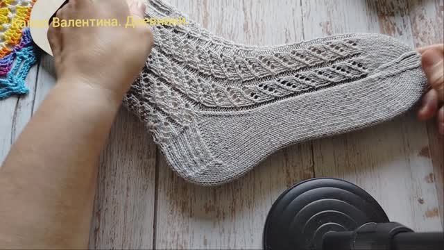 ВязоВлог октября. связала ажурные носочки из новой для себя пряжи.