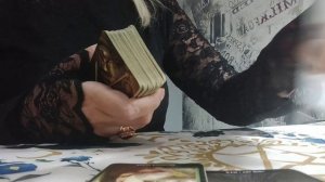 Почему вы не можете выйти из одиночества? Расклад Таро