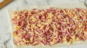 Рулетики из слоеного теста с колбасой и сыром