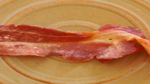 Рулетики из свежего бекона