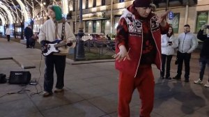 ТАНЦОР МАЙКЛ ПОДДЕРЖАЛ УЛИЧНЫХ МУЗЫКАНТОВ