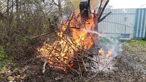 Большой костер из веток