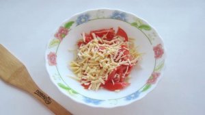 Салат из кальмаров с помидорами и сыром